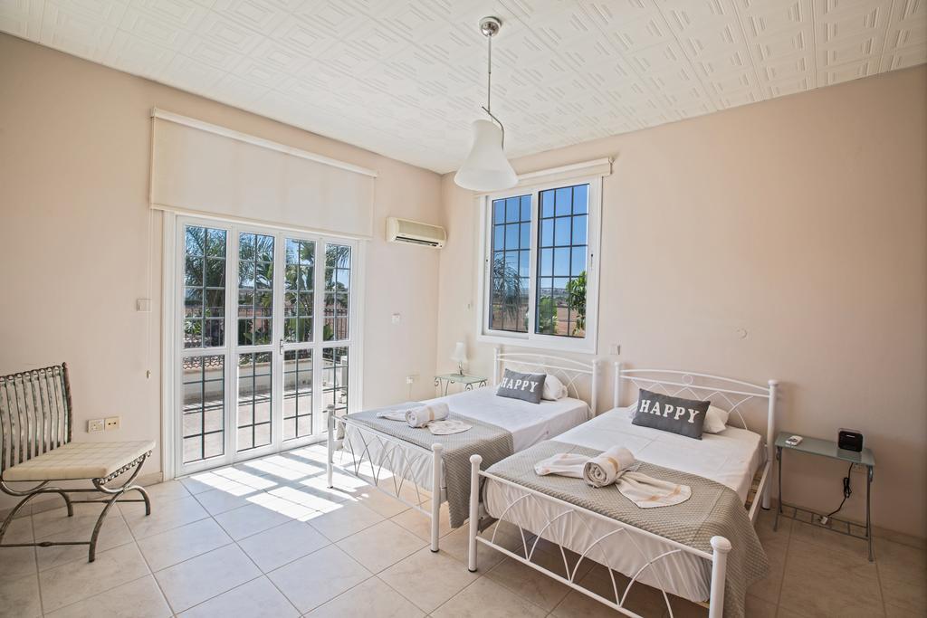 Papas Family Villa Paralimni Exterior foto